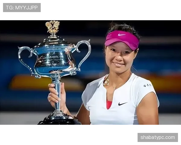 李娜训练间隙竟偷偷擦防晒？这冠军也太讲究了吧！