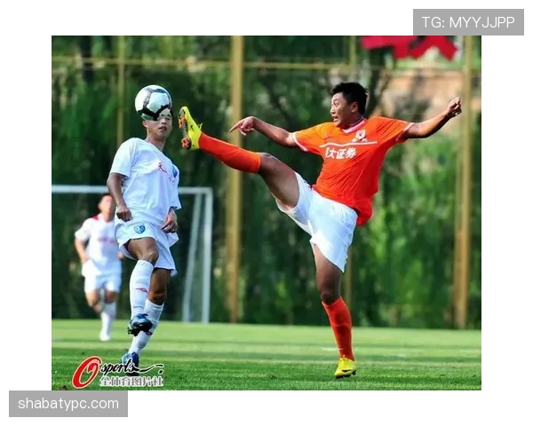 危险动作在足球规则中的判罚标准与裁判执行要点解析